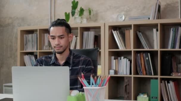 Joven Trabajador Masculino Etnia Asiática Portátil Para Hacer Trabajo Creativo — Vídeos de Stock