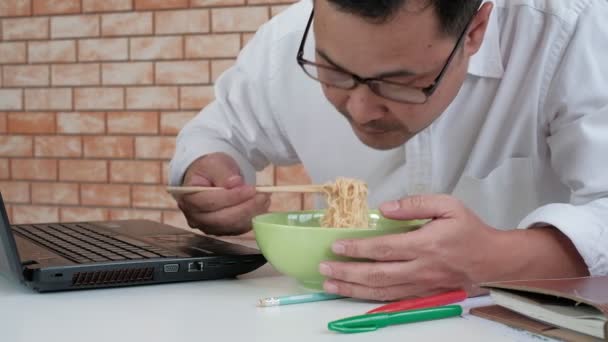 Thai Male Worker Busy Working Laptop Use Chopsticks Hastily Eat — Stock Video