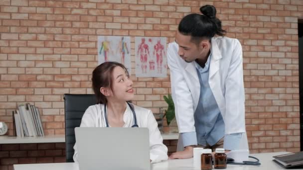 Partnerzy Opieki Zdrowotnej Dwóch Młodych Azjatyckich Lekarzy Etnicznych Białych Koszulach — Wideo stockowe
