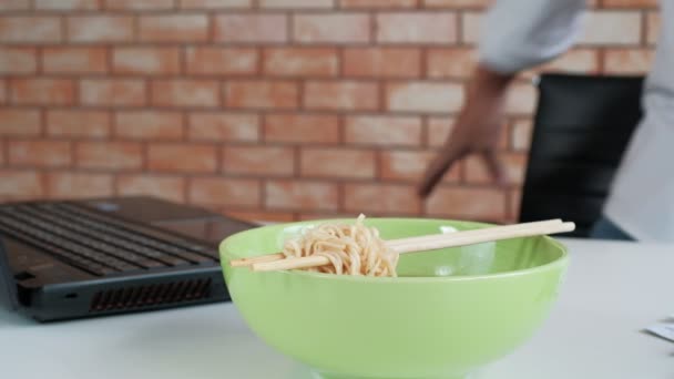 Lavoratore Maschio Tailandese Occupato Lavorare Con Computer Portatile Utilizzare Bacchette — Video Stock