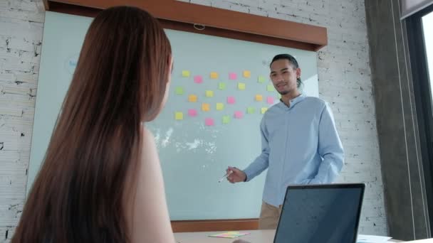 Zwei Kollegen Und Mitarbeiter Des Asiatischen Ethnizitäts Brainstorming Und Meeting — Stockvideo