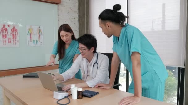 Groupe Travail Équipe Soins Santé Trois Jeunes Médecins Asiatiques Uniforme — Video