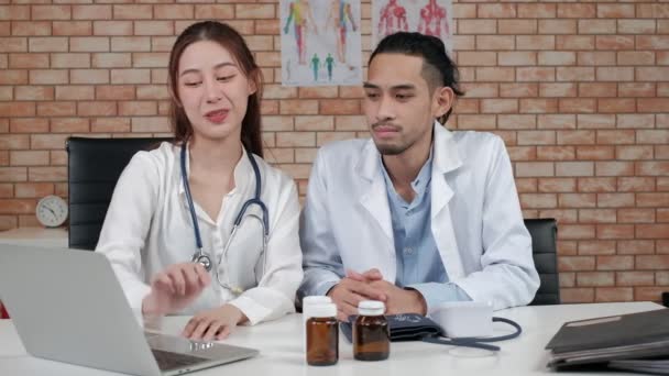 Parceiros Equipa Saúde Dois Jovens Médicos Etnia Asiática Camisas Brancas — Vídeo de Stock