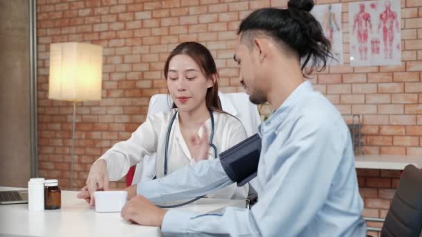 Médico Mulher Bonita Camisa Branca Que Pessoa Asiática Com Estetoscópio — Vídeo de Stock