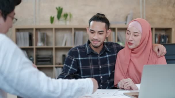 Dua Rekan Startup Muda Yang Adalah Orang Islam Berbicara Tentang — Stok Video