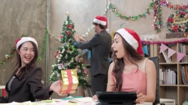 İki iş arkadaşı ekibine ve patrona sürpriz bir şekilde, şirket tatilinde ofis işyerinde çalışırken hediyeler vererek, Noel festivali ve yeni yıl partisi için süsleme yapılıyor..