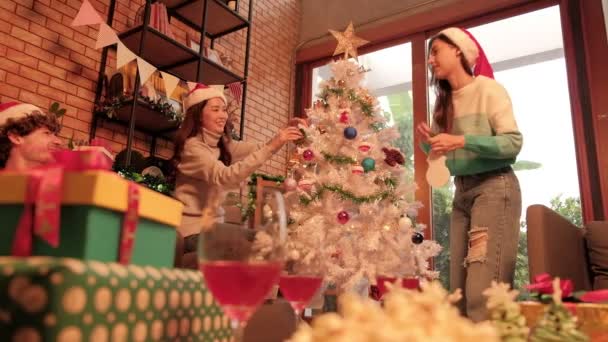 친구들은 아름다운 크리스마스 트리를 거실에서 행복하게 장식하고 축제를 재미있고 준비가 — 비디오