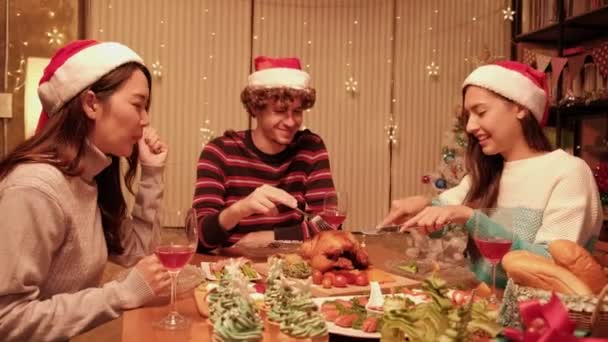 Φίλοι Απολαμβάνουν Διασκέδαση Τρώγοντας Δείπνο Στο Τραπέζι Ειδικά Τρόφιμα Νεαρή — Αρχείο Βίντεο