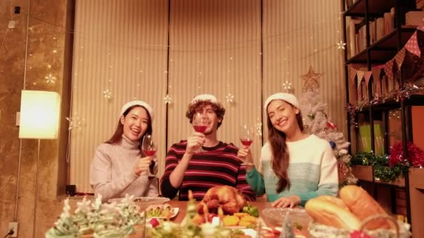 朋友们通过网络摄像头 喝酒庆祝 在家里的餐厅里享用食物等方式与家人一起庆祝和聊天 庆祝圣诞和新年 — 图库视频影像