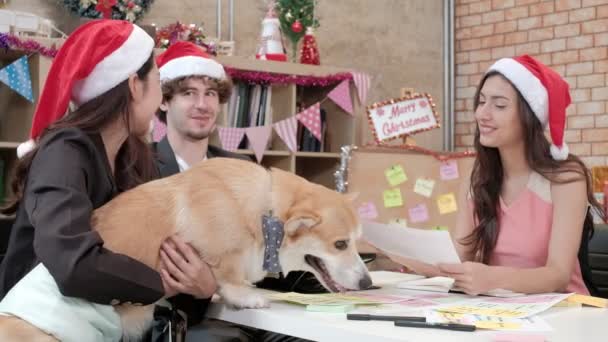 Τρεις Εργαζόμενοι Ομάδα Κόκκινα Καπέλα Και Σκυλί Τους Φίλους Και — Αρχείο Βίντεο