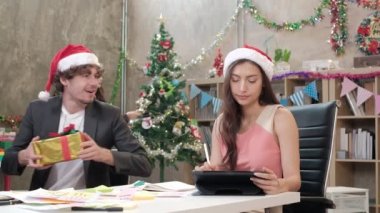 Sürpriz üç iş arkadaşı ekibi ve patron, şirket tatilinde ofis işyerinde çalışırken hediye vererek, Noel festivali ve yeni yıl partisi için dekore edildi..