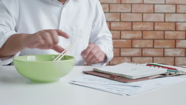 Thai Male Worker Busy Working Use Chopsticks Hastily Eat Instant — Stock Video