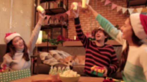 Затуманені Кадри Щасливі Сім Друзі Святкують Піднімають Окуляри Веселяться Кексами — стокове відео