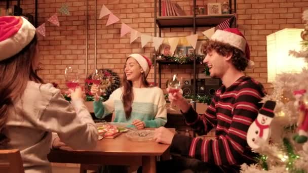 家人和朋友们欢欢喜喜地庆祝着圣诞节 开开开心心地喝酒 在家里的饭厅里享用着食物 这些食物都是圣诞晚会和新年的装饰品 — 图库视频影像
