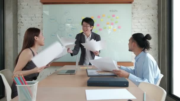 Happy Asian Professionele Office Team Vrolijk Viert Het Succes Van — Stockvideo