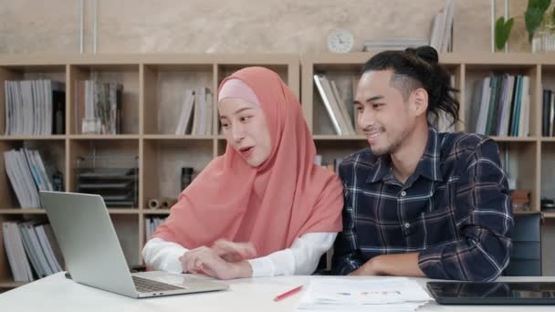 Two Young Startup Colleagues Persons Who Islamic Couples Talk Success — Stock Video