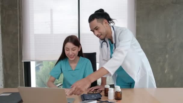 Partenaires Équipe Soins Santé Deux Jeunes Médecins Asiatiques Uniforme Origine — Video