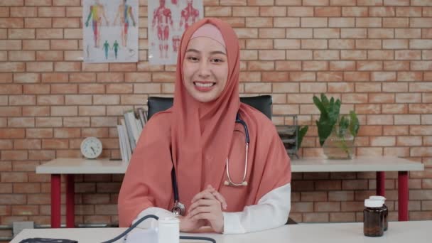 Portrait Beautiful Female Doctor Beautiful Muslim Uniform Stethoscope Smiling Video — Stock Video