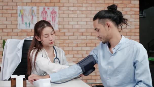 Vacker Kvinna Läkare Vit Skjorta Som Asiatisk Person Med Stetoskop — Stockvideo
