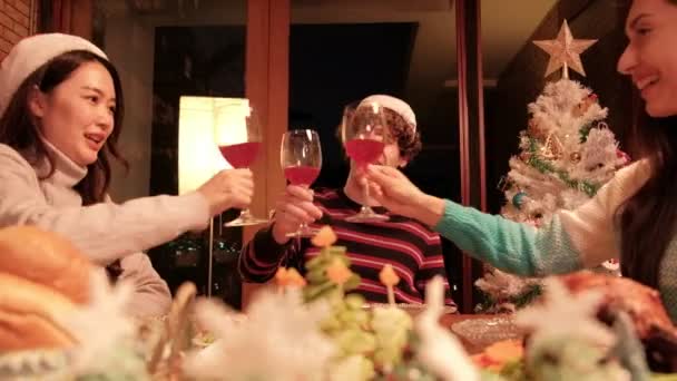 Mutluluk Ailesi Arkadaşları Kutlama Yapıyor Kadehlerini Kaldırıyor Içkilerle Neşeli Bir — Stok video