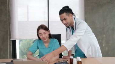 Sağlık ekibi ortakları. İki üniformalı genç Asyalı etnik köken doktoru hastane kliniğinde ilaçları tartışan iş arkadaşları. Uzmanlar uzman ve profesyoneldir..