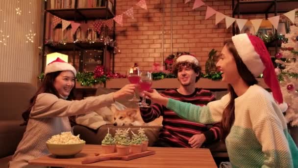 Szczęśliwa Rodzina Przyjaciele Świętują Podnosząc Kieliszki Radosny Uśmiech Drinkami Babeczkami — Wideo stockowe