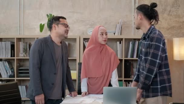 Young Startup Colleagues Team Who Islamic People Talk Boss Financial — Stock Video