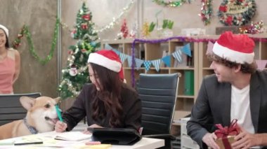 Sürpriz üç iş arkadaşı ekibi ve patron, şirket tatilinde ofis işyerinde çalışırken hediye vererek, Noel festivali ve yeni yıl partisi için dekore edildi..