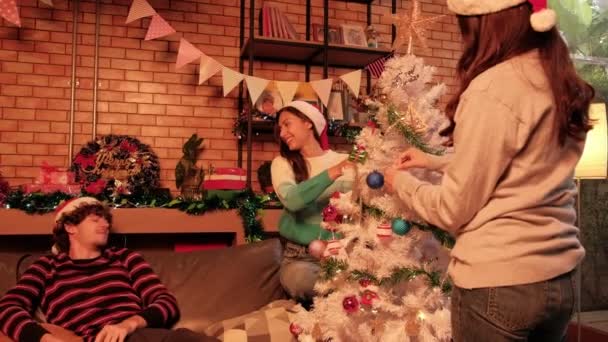 Família Com Cão Amigos Juntos Estão Alegremente Decorando Árvore Natal — Vídeo de Stock