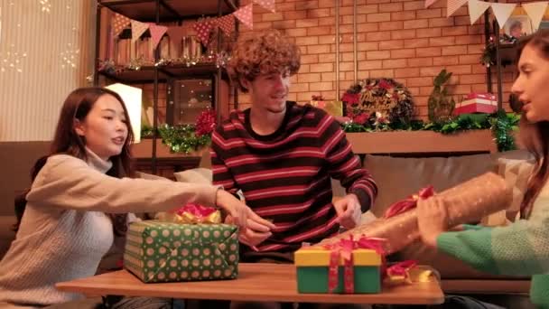 Aileler Arkadaşlar Noel Arifesi Partisi Için Noel Arifesinde Birlikte Hediyeler — Stok video