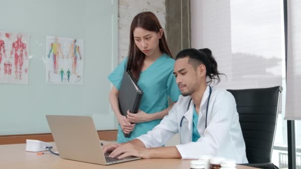 Samarbetspartners Inom Sjukvården Två Uniformerade Unga Asiatiska Etnicitetsläkare Diskuterar Medicin — Stockvideo