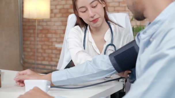 Belle Femme Médecin Chemise Blanche Qui Est Une Personne Asiatique — Video