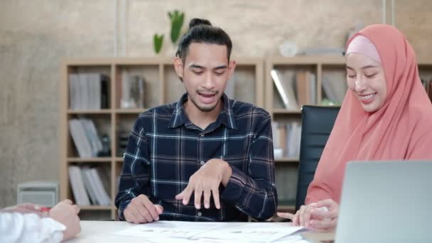 Dois Jovens Colegas Startup Que São Islâmicos Falam Sobre Projetos — Vídeo de Stock