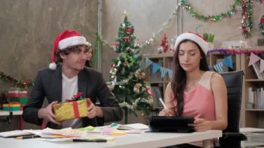 Sürpriz üç iş arkadaşı ekibi ve patron, şirket tatilinde ofis işyerinde çalışırken hediye vererek, Noel festivali ve yeni yıl partisi için dekore edildi..