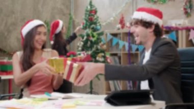 İki iş arkadaşı ekibine ve patrona sürpriz bir şekilde, şirket tatilinde ofis işyerinde çalışırken hediyeler vererek, Noel festivali ve yeni yıl partisi için süsleme yapılıyor..