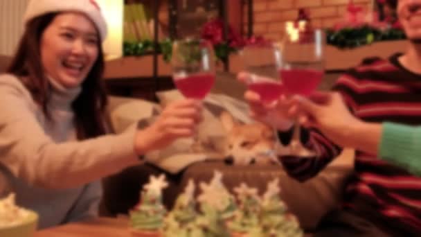 家人和朋友在家里客厅里举杯庆祝 举杯庆祝 庆祝新年 庆祝圣诞 庆祝新年 — 图库视频影像
