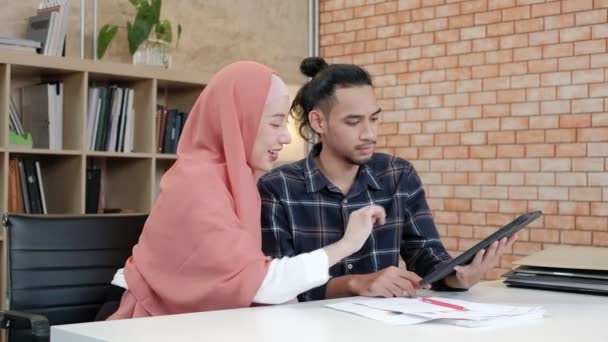 Due Giovani Colleghi Startup Persone Che Sono Coppie Islamiche Parlano — Video Stock