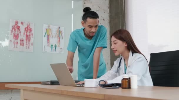 Parceiros Equipa Saúde Dois Jovens Médicos Etnia Asiática Uniformizados São — Vídeo de Stock