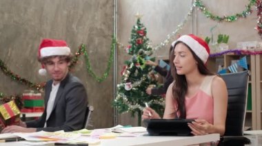 İki iş arkadaşı ekibine ve patrona sürpriz bir şekilde, şirket tatilinde ofis işyerinde çalışırken hediyeler vererek, Noel festivali ve yeni yıl partisi için süsleme yapılıyor..