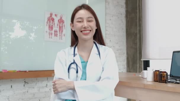 Portrait Belle Femme Médecin Origine Asiatique Uniforme Avec Stéthoscope Pouce — Video