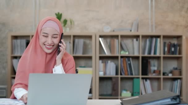 Belle Femme Affaires Qui Islamique Femme Parle Sur Communication Téléphone — Video