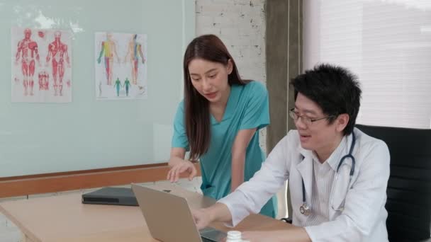 Partenaires Équipe Soins Santé Deux Jeunes Médecins Asiatiques Uniforme Origine — Video