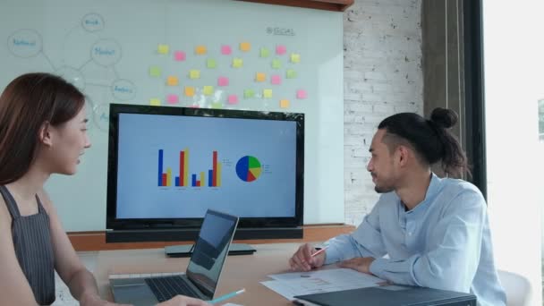 Úřadu Pracují Dva Mladí Chytří Asijští Kolegové Kolegyně Prezentuje Obchodní — Stock video
