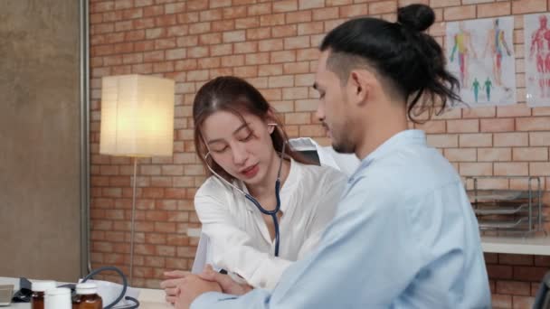 Vacker Kvinna Läkare Vit Skjorta Som Asiatisk Person Med Stetoskop — Stockvideo