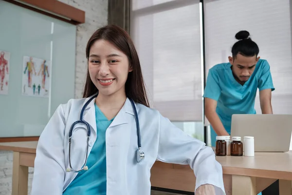 Retrato Belo Doutor Feminino Etnia Asiática Uniforme Com Estetoscópio Sorria — Fotografia de Stock