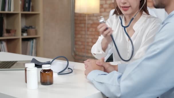 Belle Femme Médecin Chemise Blanche Qui Est Une Personne Asiatique — Video