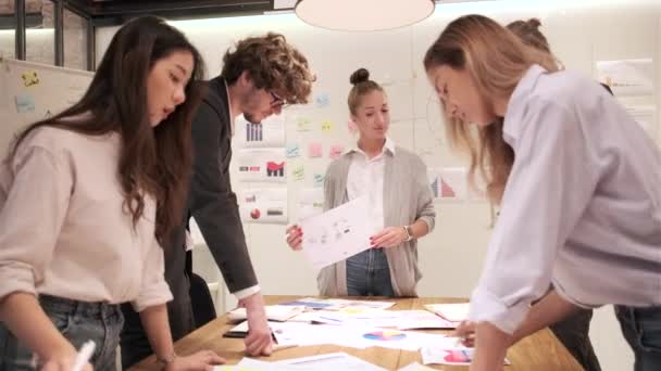 Équipe Collègues Son Collègue Ont Réfléchi Discutant Une Stratégie Marketing — Video