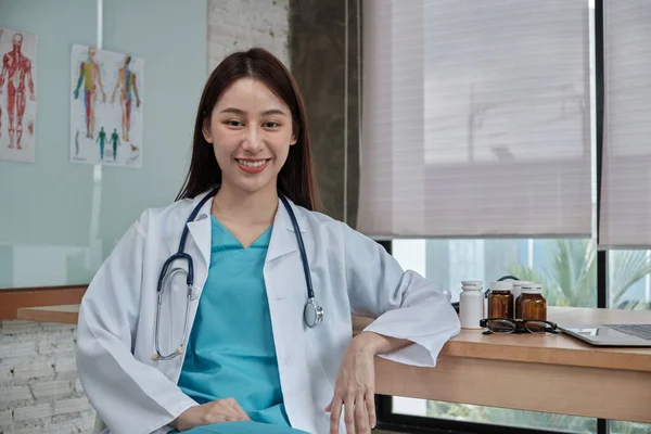 Retrato Bela Médica Etnia Asiática Uniforme Com Estetoscópio Sorrindo Olhando — Fotografia de Stock