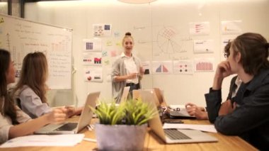 Profesyonel bir ekip, çok ırklı meslektaşlar ve iş arkadaşlarıyla toplantı beyin fırtınası ve konferans odasında Kafkas kadın patronla sunum, finans ve pazarlama tartışmaları.