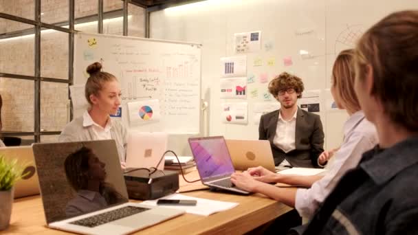 Reunião Uma Equipe Profissional Colegas Multirraciais Colegas Trabalho Brainstormed Apresentação — Vídeo de Stock